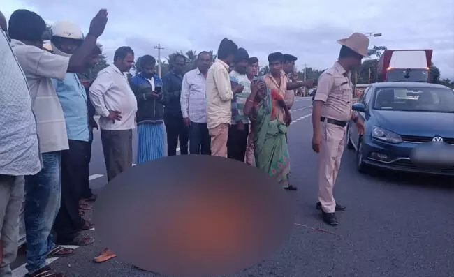 ಲಾರಿ ಢಿಕ್ಕಿ: ರಸ್ತೆ ದಾಟುತ್ತಿದ್ದ ಮಹಿಳೆ ಸ್ಥಳದಲ್ಲೇ ಮೃತ್ಯು ಲಾರಿ ಢಿಕ್ಕಿ: ರಸ್ತೆ ದಾಟುತ್ತಿದ್ದ ಮಹಿಳೆ ಸ್ಥಳದಲ್ಲೇ ಮೃತ್ಯು