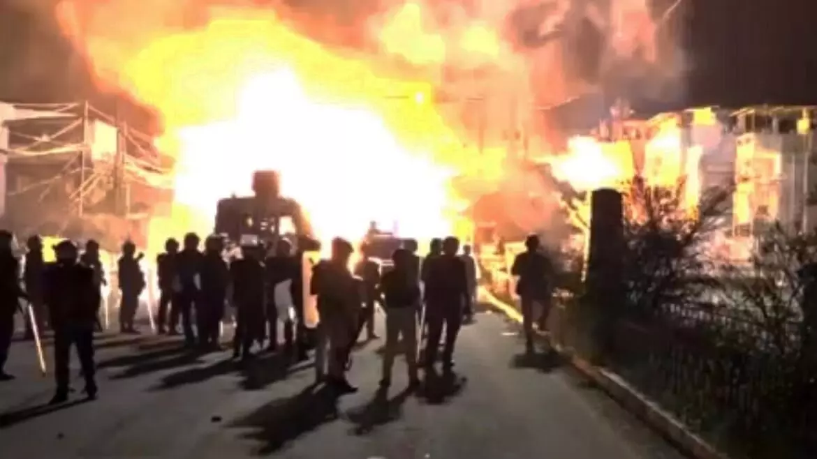 ಮಣಿಪುರ: ಹಿಂಸಾಚಾರಕ್ಕೆ ತಿರುಗಿದ ಪ್ರತಿಭಟನೆ; ಜಿಲ್ಲಾಧಿಕಾರಿ ಕಚೇರಿ ಧ್ವಂಸ, 2 ವಾಹನಗಳಿಗೆ ಬೆಂಕಿ ಮಣಿಪುರ: ಹಿಂಸಾಚಾರಕ್ಕೆ ತಿರುಗಿದ ಪ್ರತಿಭಟನೆ; ಜಿಲ್ಲಾಧಿಕಾರಿ ಕಚೇರಿ ಧ್ವಂಸ, 2 ವಾಹನಗಳಿಗೆ ಬೆಂಕಿ