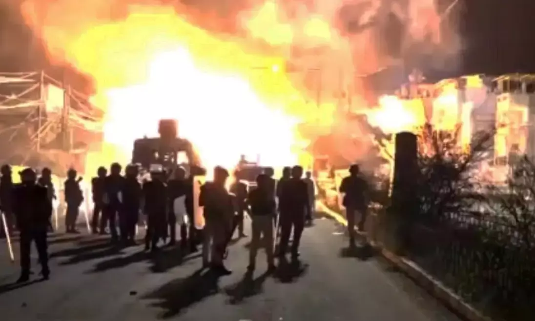 ಮಣಿಪುರ: ಹಿಂಸಾಚಾರಕ್ಕೆ ತಿರುಗಿದ ಪ್ರತಿಭಟನೆ; ಜಿಲ್ಲಾಧಿಕಾರಿ ಕಚೇರಿ ಧ್ವಂಸ, 2 ವಾಹನಗಳಿಗೆ ಬೆಂಕಿ