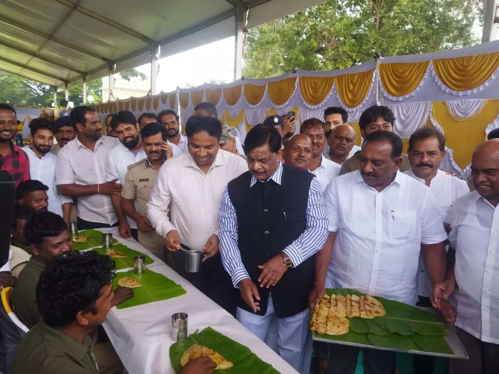 ಮೈಸೂರು ದಸರಾ: ಅರಮನೆ ಆವರಣದಲ್ಲಿ ಮಾವುತ, ಕಾವಾಡಿಗಳಿಗೆ ಉಪಹಾರ ಕೂಟ ಮೈಸೂರು ದಸರಾ: ಅರಮನೆ ಆವರಣದಲ್ಲಿ ಮಾವುತ, ಕಾವಾಡಿಗಳಿಗೆ ಉಪಹಾರ ಕೂಟ