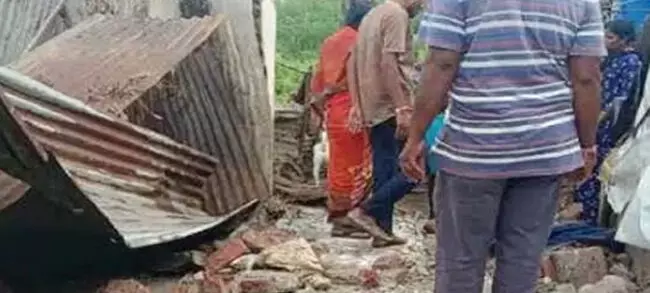 ಬೀದರ್: ಮನೆ ಗೋಡೆ ಕುಸಿದು 8 ವರ್ಷದ ಬಾಲಕಿ ಮೃತ್ಯು ಬೀದರ್: ಮನೆ ಗೋಡೆ ಕುಸಿದು 8 ವರ್ಷದ ಬಾಲಕಿ ಮೃತ್ಯು