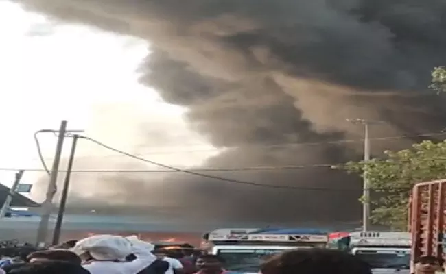 ದಿಲ್ಲಿಯ ಅತಿ ದೊಡ್ಡ ತರಕಾರಿ ಮಾರುಕಟ್ಟೆಯಲ್ಲಿ ಭಾರೀ ಅಗ್ನಿ ಅವಘಡ ದಿಲ್ಲಿಯ ಅತಿ ದೊಡ್ಡ ತರಕಾರಿ ಮಾರುಕಟ್ಟೆಯಲ್ಲಿ ಭಾರೀ ಅಗ್ನಿ ಅವಘಡ