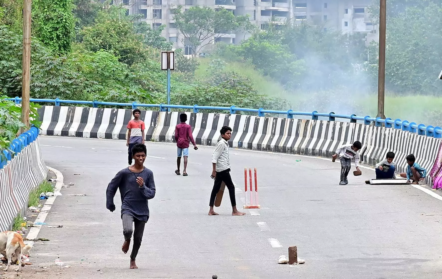 ಸಂಪೂರ್ಣ ಸ್ತಬ್ಧವಾದ ಸಿಲಿಕಾನ್ ಸಿಟಿ, ಕೆಲವೆಡೆ ತಟ್ಟದ ಬಂದ್ ಬಿಸಿ..! ಸಂಪೂರ್ಣ ಸ್ತಬ್ಧವಾದ ಸಿಲಿಕಾನ್ ಸಿಟಿ, ಕೆಲವೆಡೆ ತಟ್ಟದ ಬಂದ್ ಬಿಸಿ..!