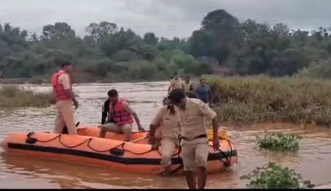 ಶೃಂಗೇರಿ | ತುಂಗಾ ನದಿಯಲ್ಲಿ ದಿಢೀರ್ ಹೆಚ್ಚಿದ ನೀರಿನ ಹರಿವು; ನಡುಗಡ್ಡೆಯಲ್ಲಿ ಸಿಲುಕಿಕೊಂಡಿದ್ದ ಒಂದೇ ಕುಟುಂಬದ ಮೂವರ ರಕ್ಷಣೆ