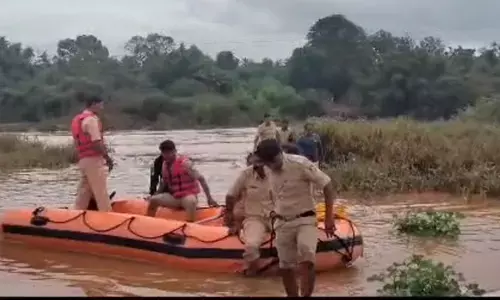 ಶೃಂಗೇರಿ | ತುಂಗಾ ನದಿಯಲ್ಲಿ ದಿಢೀರ್ ಹೆಚ್ಚಿದ ನೀರಿನ ಹರಿವು; ನಡುಗಡ್ಡೆಯಲ್ಲಿ ಸಿಲುಕಿಕೊಂಡಿದ್ದ ಒಂದೇ ಕುಟುಂಬದ ಮೂವರ ರಕ್ಷಣೆ