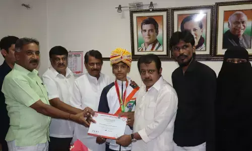 ಕರಾಟೆ ಚಾಂಪಿಯನ್ ಶಿಪ್ | ಚಿನ್ನದ ಪದಕ ಗೆದ್ದ ವಿದ್ಯಾರ್ಥಿಗೆ 50 ಸಾವಿರ ರೂ.ನಗದು ಬಹುಮಾನ ನೀಡಿದ ಸಚಿವ ಝಮೀರ್ ಅಹ್ಮದ್