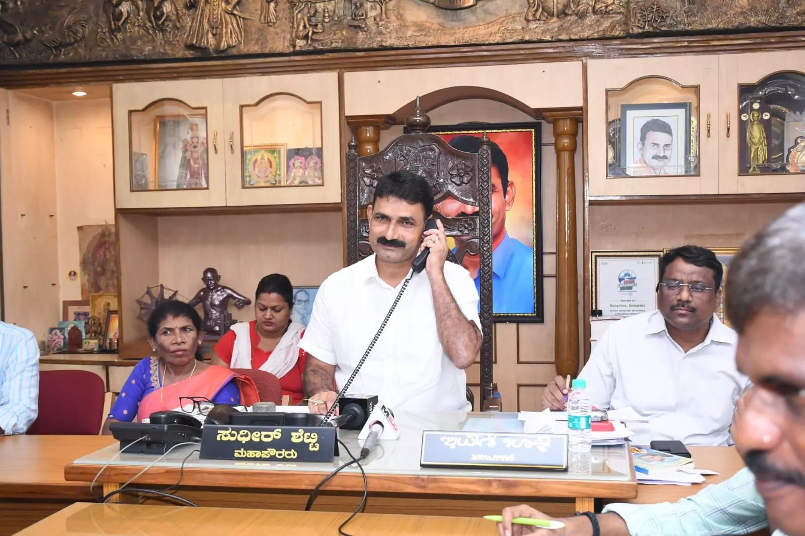 ಮೇಯರ್ ಫೋನ್ ಇನ್ಗೆ ಸಾರ್ವಜನಿಕರ ಸ್ಪಂದನೆ: ನೀರು, ರಸ್ತೆ ಸಮಸ್ಯೆಗಳೇ ಅಧಿಕ ಮೇಯರ್ ಫೋನ್ ಇನ್ಗೆ ಸಾರ್ವಜನಿಕರ ಸ್ಪಂದನೆ: ನೀರು, ರಸ್ತೆ ಸಮಸ್ಯೆಗಳೇ ಅಧಿಕ