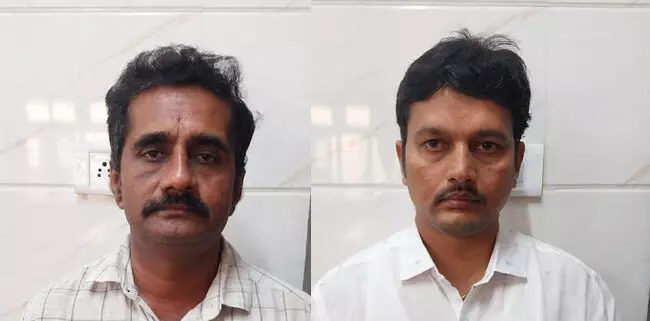 ದಾವಣಗೆರೆ: ಲಂಚ ಸ್ವೀಕರಿಸುವಾಗ ಲೋಕಾಯುಕ್ತ ಬಲೆಗೆ ಬಿದ್ದ ಇಬ್ಬರು ಅಧಿಕಾರಿಗಳು