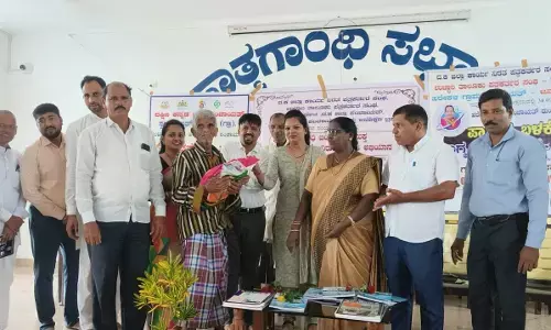 ಹರೇಕಳದಲ್ಲಿ ಪ್ಲಾಸ್ಟಿಕ್ ಬಳಕೆ ವಿರುದ್ಧ ಜಾಗೃತಿ ಅಭಿಯಾನ: ಪ್ಲಾಸ್ಟಿಕ್ ತ್ಯಾಜ್ಯ ತಂದವರಿಗೆ ಅಕ್ಕಿ ವಿತರಣೆ