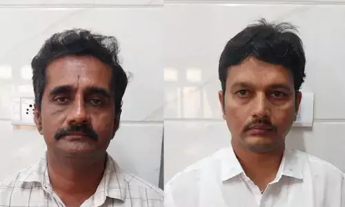 ದಾವಣಗೆರೆ: ಲಂಚ ಸ್ವೀಕರಿಸುವಾಗ ಲೋಕಾಯುಕ್ತ ಬಲೆಗೆ ಬಿದ್ದ ಇಬ್ಬರು ಅಧಿಕಾರಿಗಳು