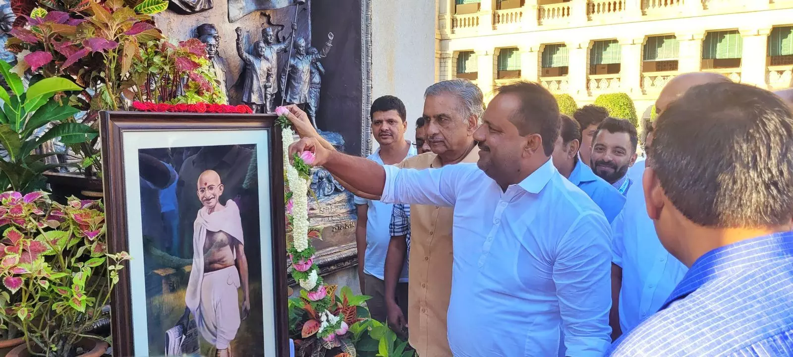 ವಿಧಾನ ಸೌಧದ ಆವರಣದಲ್ಲಿ ಅಹಿಂಸಾ ದೀಪ ಉದ್ಘಾಟಿಸಿದ ಸ್ಪೀಕರ್ ಯು.ಟಿ ಖಾದರ್, ಬಸವರಾಜ ಹೊರಟ್ಟಿ