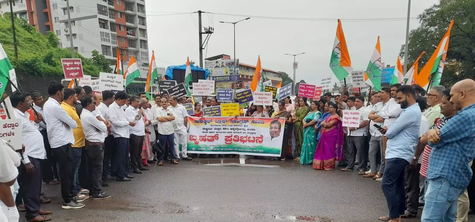 ಸುರತ್ಕಲ್‌ ಬ್ಲಾಕ್‌ ಕಾಂಗ್ರೆಸ್‌ ವತಿಯಿಂದ ಕೂಳೂರು ಸೇತುವೆ ಬಳಿ ಪ್ರತಿಭಟನೆ