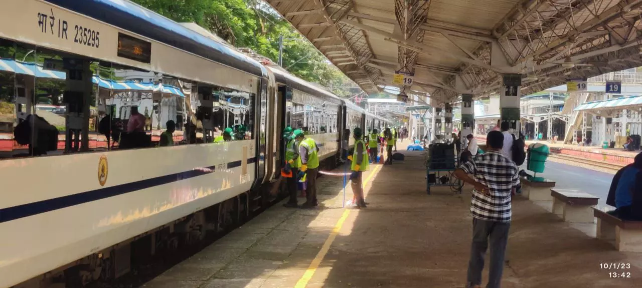 ವಂದೇ ಭಾರತ್ ಎಕ್ಸ್ಪ್ರೆಸ್ನ ಸ್ವಚ್ಛತೆಗೆ ‘14 ಮಿನಿಟ್ ಮಿರಾಕಲ್ ಸ್ಕೀಮ್ ’ ಕಾಸರಗೋಡಿನಲ್ಲಿ ಪ್ರಯೋಗ ವಂದೇ ಭಾರತ್ ಎಕ್ಸ್ಪ್ರೆಸ್ನ ಸ್ವಚ್ಛತೆಗೆ ‘14 ಮಿನಿಟ್ ಮಿರಾಕಲ್ ಸ್ಕೀಮ್ ’ ಕಾಸರಗೋಡಿನಲ್ಲಿ ಪ್ರಯೋಗ