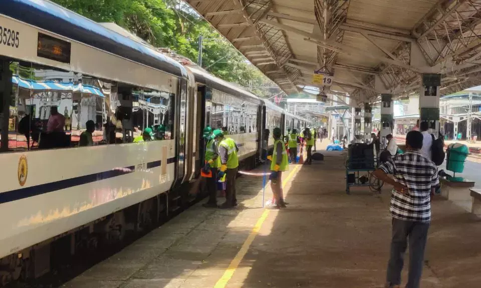 ವಂದೇ ಭಾರತ್ ಎಕ್ಸ್‌ಪ್ರೆಸ್‌ನ ಸ್ವಚ್ಛತೆಗೆ ‘14 ಮಿನಿಟ್ ಮಿರಾಕಲ್ ಸ್ಕೀಮ್ ’ ಕಾಸರಗೋಡಿನಲ್ಲಿ ಪ್ರಯೋಗ