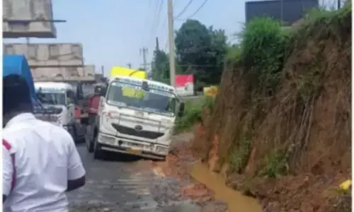 ಕಲ್ಲಡ್ಕ: ರಸ್ತೆ ಬದಿಯ ಚರಂಡಿಗೆ ಬಿದ್ದ ಲಾರಿ; ವಾಹನ ಸಂಚಾರ ಅಸ್ತವ್ಯಸ್ತ