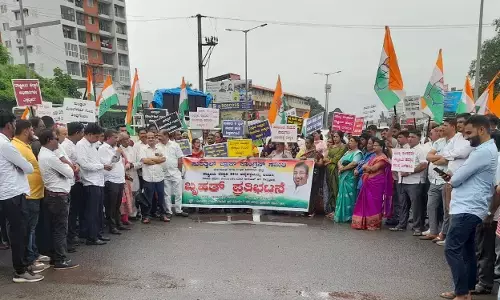 ಸುರತ್ಕಲ್‌ ಬ್ಲಾಕ್‌ ಕಾಂಗ್ರೆಸ್‌ ವತಿಯಿಂದ ಕೂಳೂರು ಸೇತುವೆ ಬಳಿ ಪ್ರತಿಭಟನೆ