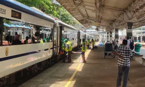 ವಂದೇ ಭಾರತ್ ಎಕ್ಸ್‌ಪ್ರೆಸ್‌ನ ಸ್ವಚ್ಛತೆಗೆ ‘14 ಮಿನಿಟ್ ಮಿರಾಕಲ್ ಸ್ಕೀಮ್ ’ ಕಾಸರಗೋಡಿನಲ್ಲಿ ಪ್ರಯೋಗ