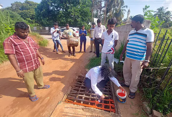 ತುಕ್ಕು ಹಿಡಿದ ಇಂದ್ರಾಳಿ ರೈಲ್ವೆ ಸೇತುವೆ ಕಂಬಿಗಳು: ಸ್ವಚ್ಛಗೊಳಿಸುವ ಮೂಲಕ ವಿಶಿಷ್ಟ ಪ್ರತಿಭಟನೆ ತುಕ್ಕು ಹಿಡಿದ ಇಂದ್ರಾಳಿ ರೈಲ್ವೆ ಸೇತುವೆ ಕಂಬಿಗಳು: ಸ್ವಚ್ಛಗೊಳಿಸುವ ಮೂಲಕ ವಿಶಿಷ್ಟ ಪ್ರತಿಭಟನೆ