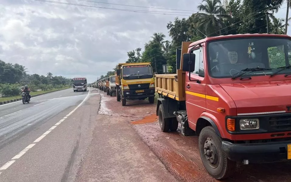 ಕಟ್ಟಡ ಸಾಮಗ್ರಿ ಸಾಗಾಟ ಲಾರಿ ಮುಷ್ಕರ: ಉಡುಪಿ ಜಿಲ್ಲೆಯಾದ್ಯಂತ ರಸ್ತೆ ಬದಿ ನಿಲ್ಲಿಸಿದ್ದ ವಾಹನಗಳ ತೆರವು