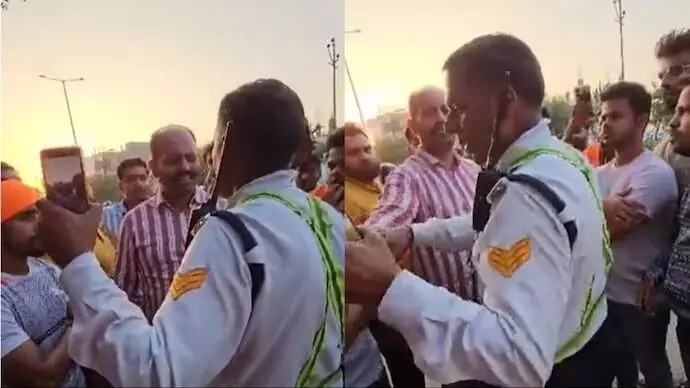 ‘ಜೈ ಮಾತಾ ದಿ’ ಸ್ಟಿಕರ್ ಅಂಟಿಸಿಕೊಂಡಿದ್ದ ವಾಹನಕ್ಕೆ ದಂಡ ವಿಧಿಸಿದ ಸಂಚಾರಿ ಪೊಲೀಸ್ ‘ಜೈ ಮಾತಾ ದಿ’ ಸ್ಟಿಕರ್ ಅಂಟಿಸಿಕೊಂಡಿದ್ದ ವಾಹನಕ್ಕೆ ದಂಡ ವಿಧಿಸಿದ ಸಂಚಾರಿ ಪೊಲೀಸ್