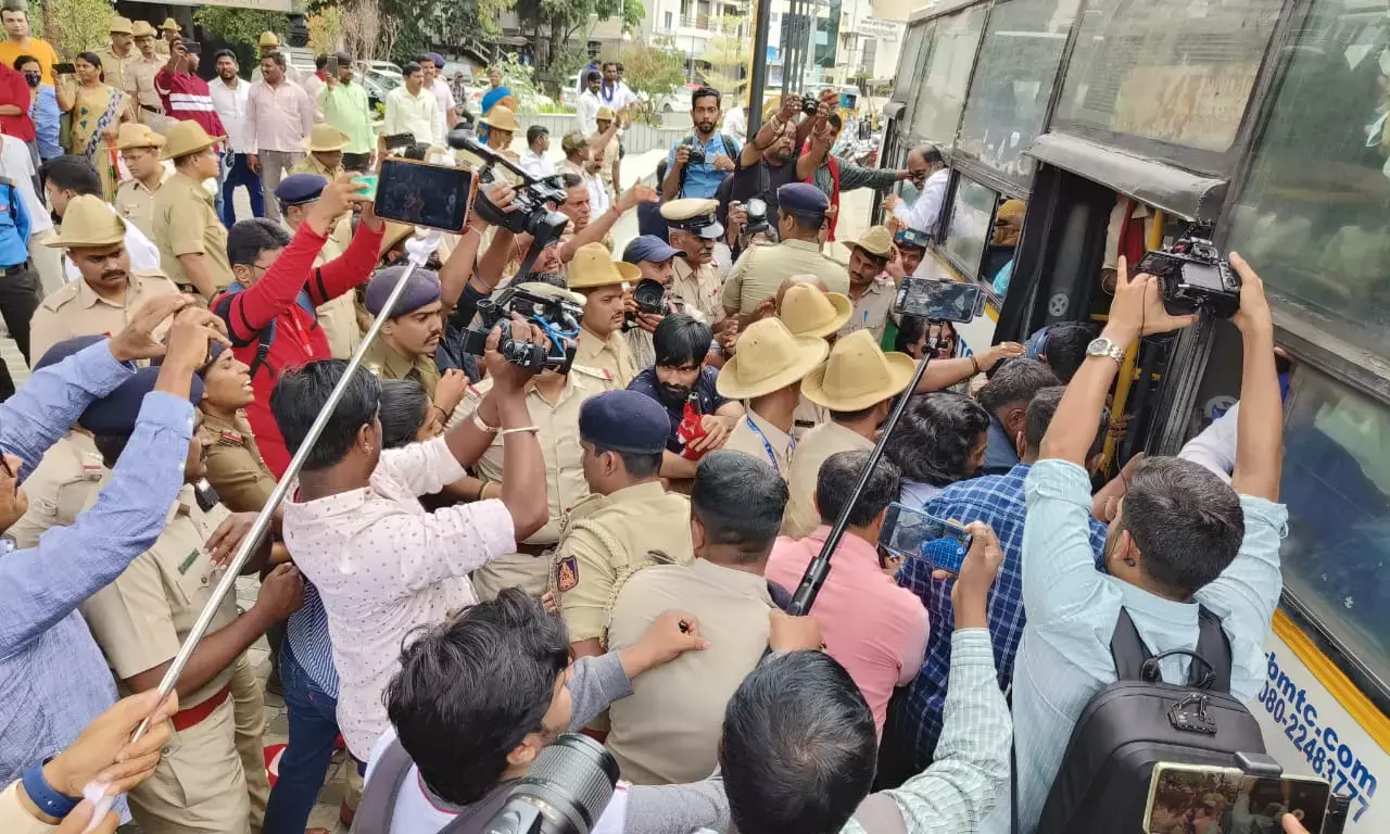 ‘ಚಳವಳಿಗಳು’ ಫ್ರೀಡಂ ಪಾರ್ಕ್‍ಗೆ ಸೀಮಿತ ಆದೇಶ ಹಿಂಪಡೆಯಲು ಆಗ್ರಹಿಸಿ ಹೋರಾಟ: ಹಲವರು ಪೊಲೀಸ್ ವಶಕ್ಕೆ