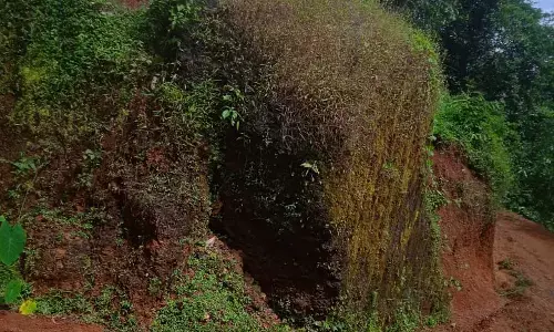 ಭಟ್ಕಳ: ಮಣ್ಣು ಕುಸಿದು ಉರುಳಿ ಬೀಳುವ ಸ್ಥಿತಿಯಲ್ಲಿರುವ ಬಂಡೆಕಲ್ಲು; ಆತಂಕದಲ್ಲಿ ಸ್ಥಳೀಯರು