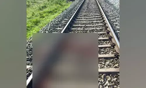 ತುಮಕೂರು: ಒಂದೇ ಕುಟುಂಬದ ಮೂವರು ಚಲಿಸುತ್ತಿದ್ದ ರೈಲಿನ ಮುಂದೆ ಹಾರಿ ಆತ್ಮಹತ್ಯೆ