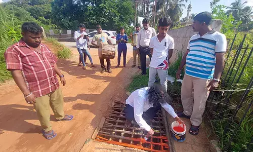 ತುಕ್ಕು ಹಿಡಿದ ಇಂದ್ರಾಳಿ ರೈಲ್ವೆ ಸೇತುವೆ ಕಂಬಿಗಳು: ಸ್ವಚ್ಛಗೊಳಿಸುವ ಮೂಲಕ ವಿಶಿಷ್ಟ ಪ್ರತಿಭಟನೆ