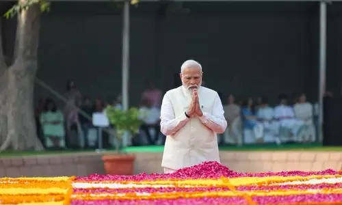 ರಾಜ್ ಘಾಟ್ ನಲ್ಲಿ ಮಹಾತ್ಮಾ ಗಾಂಧಿ ಸಮಾಧಿಗೆ ಪುಷ್ಪ ನಮನ ಸಲ್ಲಿಸಿದ ಪ್ರಧಾನಿ