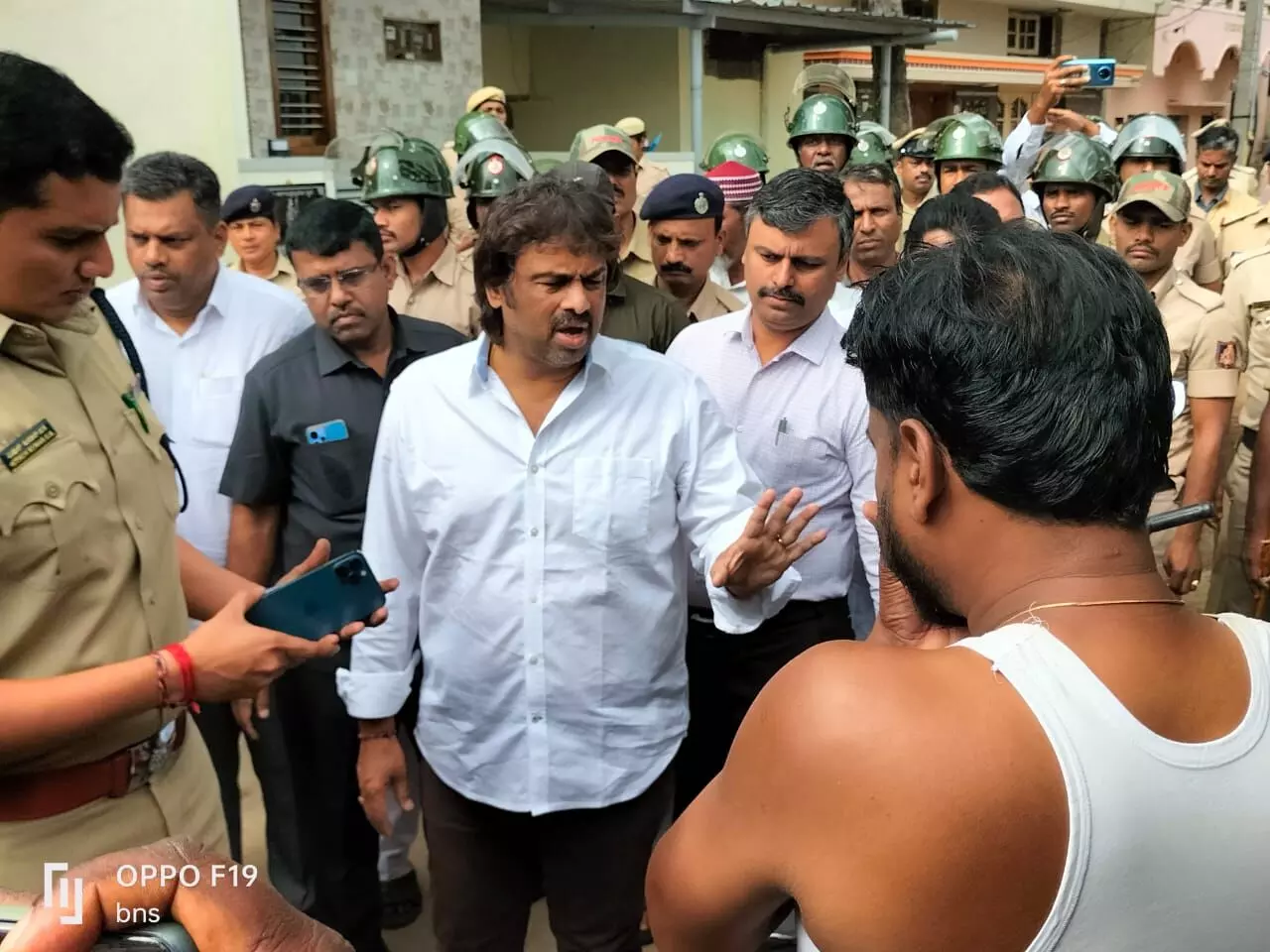 ಶಿವಮೊಗ್ಗ: ಗಲಭೆಪೀಡಿತ ಪ್ರದೇಶಕ್ಕೆ ಭೇಟಿ ನೀಡಿದ ಜಿಲ್ಲಾ ಉಸ್ತುವಾರಿ ಸಚಿವ ಮಧು ಬಂಗಾರಪ್ಪ ಶಿವಮೊಗ್ಗ: ಗಲಭೆಪೀಡಿತ ಪ್ರದೇಶಕ್ಕೆ ಭೇಟಿ ನೀಡಿದ ಜಿಲ್ಲಾ ಉಸ್ತುವಾರಿ ಸಚಿವ ಮಧು ಬಂಗಾರಪ್ಪ