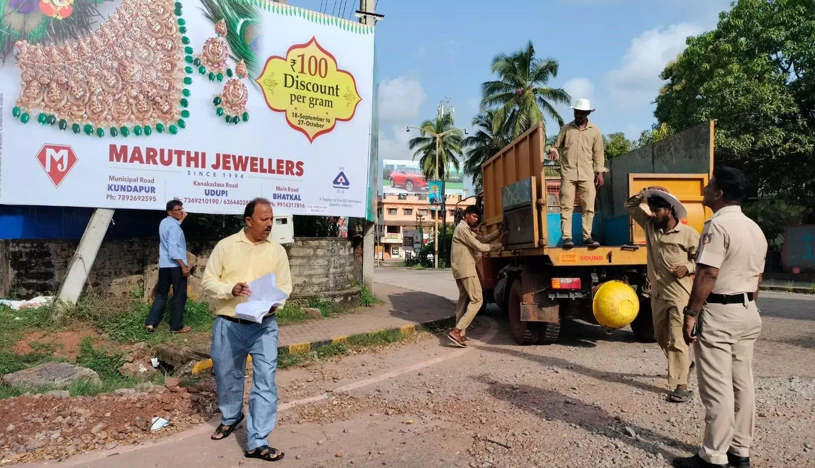 ಉಡುಪಿ ಜಿಲ್ಲೆಯಾದ್ಯಂತ ಅನಧಿಕೃತ ಕಟೌಟ್ಗಳ ತೆರವು ಕಾರ್ಯಾಚರಣೆ ಉಡುಪಿ ಜಿಲ್ಲೆಯಾದ್ಯಂತ ಅನಧಿಕೃತ ಕಟೌಟ್ಗಳ ತೆರವು ಕಾರ್ಯಾಚರಣೆ