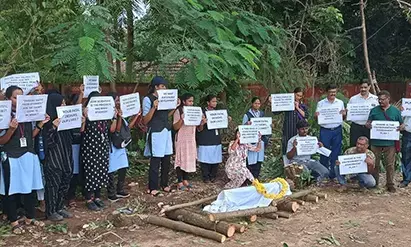 ಮಂಗಳೂರು: ಸ್ಥಳಾಂತರಿಸಬೇಕಿದ್ದ ಮರಕ್ಕೆ ಕೊಡಲಿ; ಪರಿಸರ ಪ್ರೇಮಿಗಳಿಂದ ತಡೆ