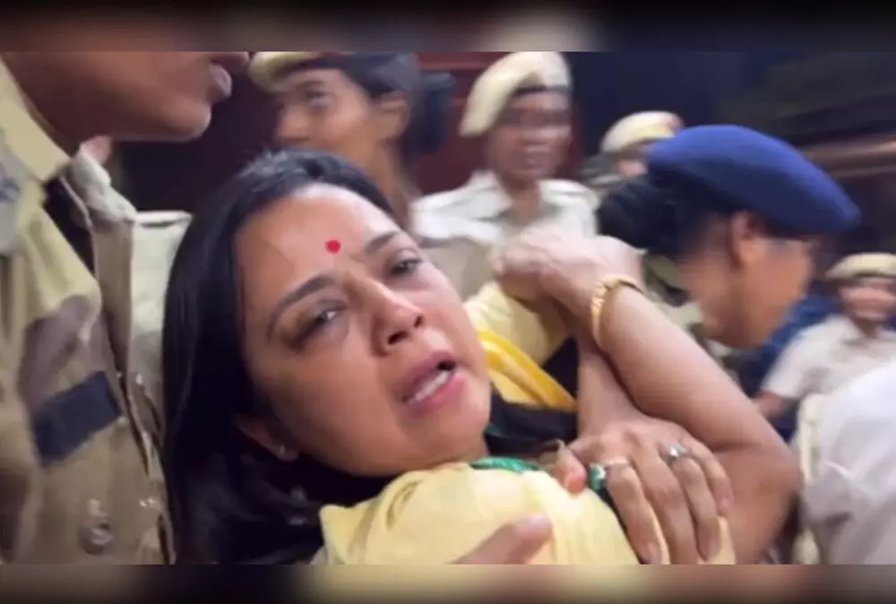 ಧರಣಿ ಕುಳಿತಿದ್ದ ಟಿಎಂಸಿ ನಾಯಕಿ ಮಹುವಾ ಮೊಯಿತ್ರಾರನ್ನು ಕೃಷಿಭವನದಿಂದ ಹೊರಹಾಕಿದ ಮಹಿಳಾ ಪೊಲೀಸರು