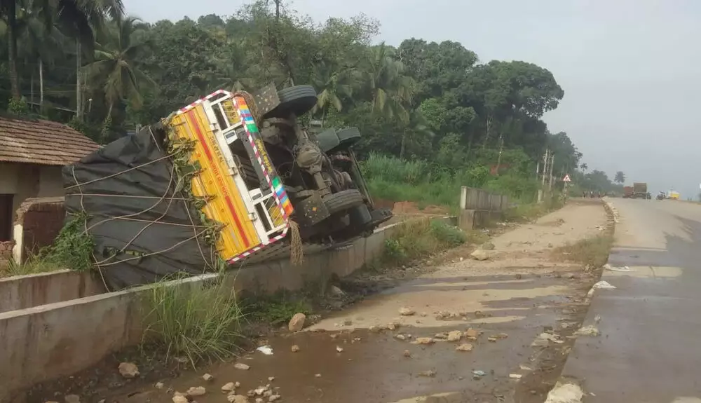 ಸೂರಿಕುಮೇರು: ಪಿಕಪ್ ಪಲ್ಟಿ; ಚಾಲಕ ಪಾರು ಸೂರಿಕುಮೇರು: ಪಿಕಪ್ ಪಲ್ಟಿ; ಚಾಲಕ ಪಾರು