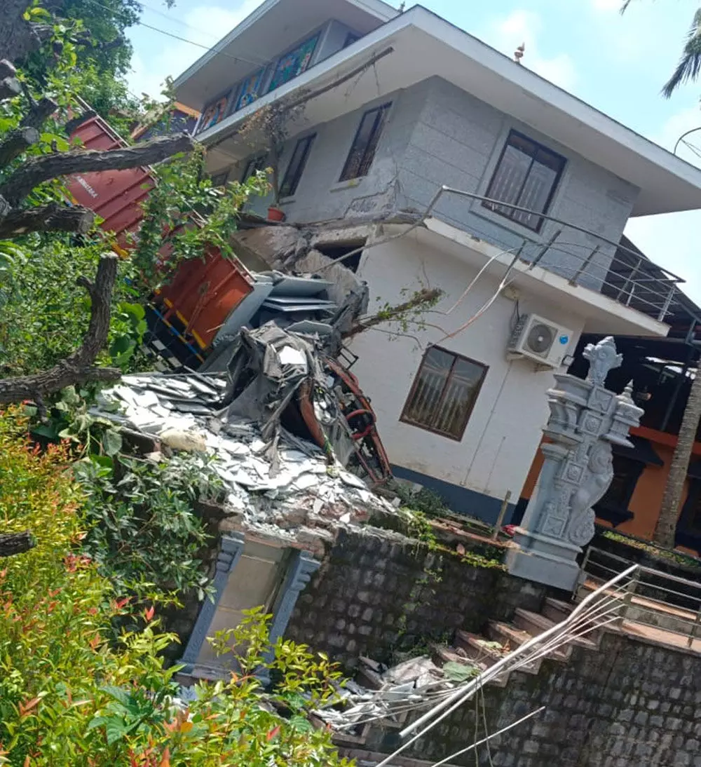 ವಿಟ್ಲ: ಮಾರ್ಬಲ್ ತುಂಬಿದ್ದ ಲಾರಿ ಪಲ್ಟಿಯಾಗಿ ನಾಲ್ವರಿಗೆ ಗಂಭೀರ ಗಾಯ