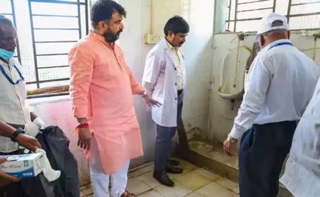 ಮಹಾರಾಷ್ಟ್ರ: ಸರಣಿ ಸಾವು ಸಂಭವಿಸಿದ ಸರ್ಕಾರಿ ಆಸ್ಪತ್ರೆಯ ವೈದ್ಯರಿಂದ ಶೌಚಾಲಯ ಶುಚಿಗೊಳಿಸಿದ ಶಿವಸೇನೆ ಸಂಸದನ ವಿರುದ್ಧ ಪ್ರಕರಣ ದಾಖಲು