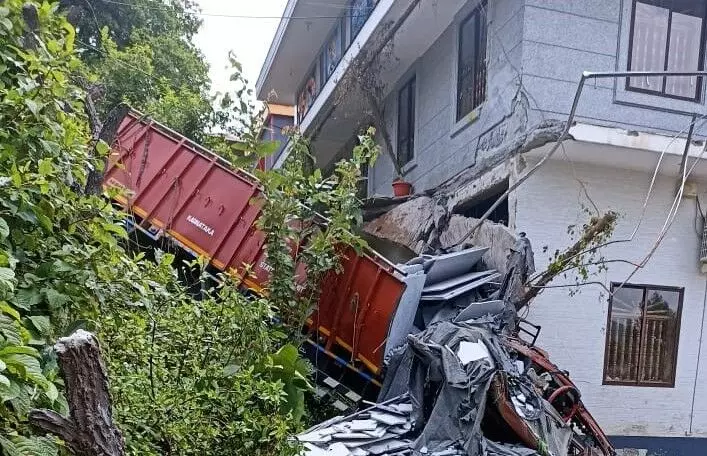 ವಿಟ್ಲ: ಮಾರ್ಬಲ್ ಸಾಗಾಟದ ಲಾರಿ ಪಲ್ಟಿ; ಓರ್ವ ಮೃತ್ಯು, ಮೂವರು ಗಂಭೀರ ವಿಟ್ಲ: ಮಾರ್ಬಲ್ ಸಾಗಾಟದ ಲಾರಿ ಪಲ್ಟಿ; ಓರ್ವ ಮೃತ್ಯು, ಮೂವರು ಗಂಭೀರ