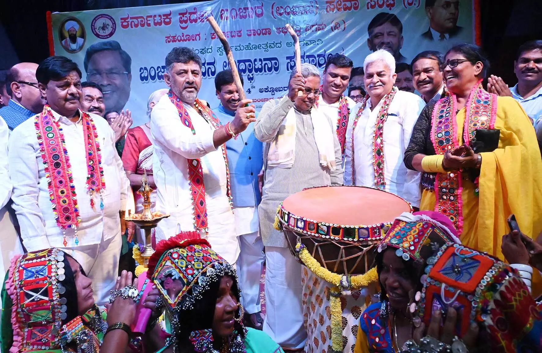 ನನಗೆ ಜಾತಿ ರಾಜಕಾರಣ ಗೊತ್ತಿಲ್ಲ: ಡಿ.ಕೆ. ಶಿವಕುಮಾರ್ ನನಗೆ ಜಾತಿ ರಾಜಕಾರಣ ಗೊತ್ತಿಲ್ಲ: ಡಿ.ಕೆ. ಶಿವಕುಮಾರ್