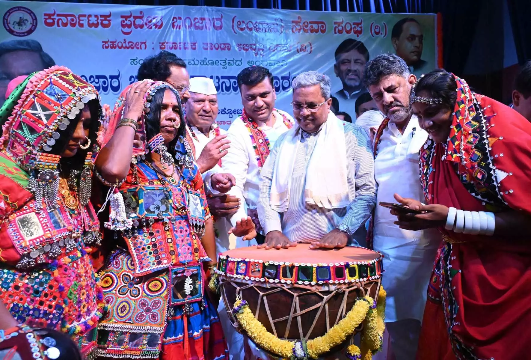 5 ಸಾವಿರ ತಾಂಡಾಗಳನ್ನು ಕಂದಾಯ ಗ್ರಾಮಗಳನ್ನಾಗಿ ಮಾಡಲಾಗುವುದು: ಸಿದ್ದರಾಮಯ್ಯ 5 ಸಾವಿರ ತಾಂಡಾಗಳನ್ನು ಕಂದಾಯ ಗ್ರಾಮಗಳನ್ನಾಗಿ ಮಾಡಲಾಗುವುದು: ಸಿದ್ದರಾಮಯ್ಯ