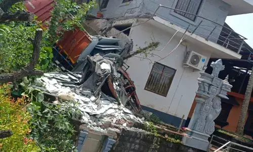 ವಿಟ್ಲ: ಮಾರ್ಬಲ್ ತುಂಬಿದ್ದ ಲಾರಿ ಪಲ್ಟಿಯಾಗಿ ನಾಲ್ವರಿಗೆ ಗಂಭೀರ ಗಾಯ