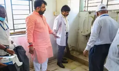 ಮಹಾರಾಷ್ಟ್ರ: ಸರಣಿ ಸಾವು ಸಂಭವಿಸಿದ ಸರ್ಕಾರಿ ಆಸ್ಪತ್ರೆಯ ವೈದ್ಯರಿಂದ ಶೌಚಾಲಯ ಶುಚಿಗೊಳಿಸಿದ ಶಿವಸೇನೆ ಸಂಸದನ ವಿರುದ್ಧ ಪ್ರಕರಣ ದಾಖಲು