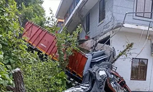 ವಿಟ್ಲ: ಮಾರ್ಬಲ್ ಸಾಗಾಟದ ಲಾರಿ ಪಲ್ಟಿ; ಓರ್ವ ಮೃತ್ಯು, ಮೂವರು ಗಂಭೀರ