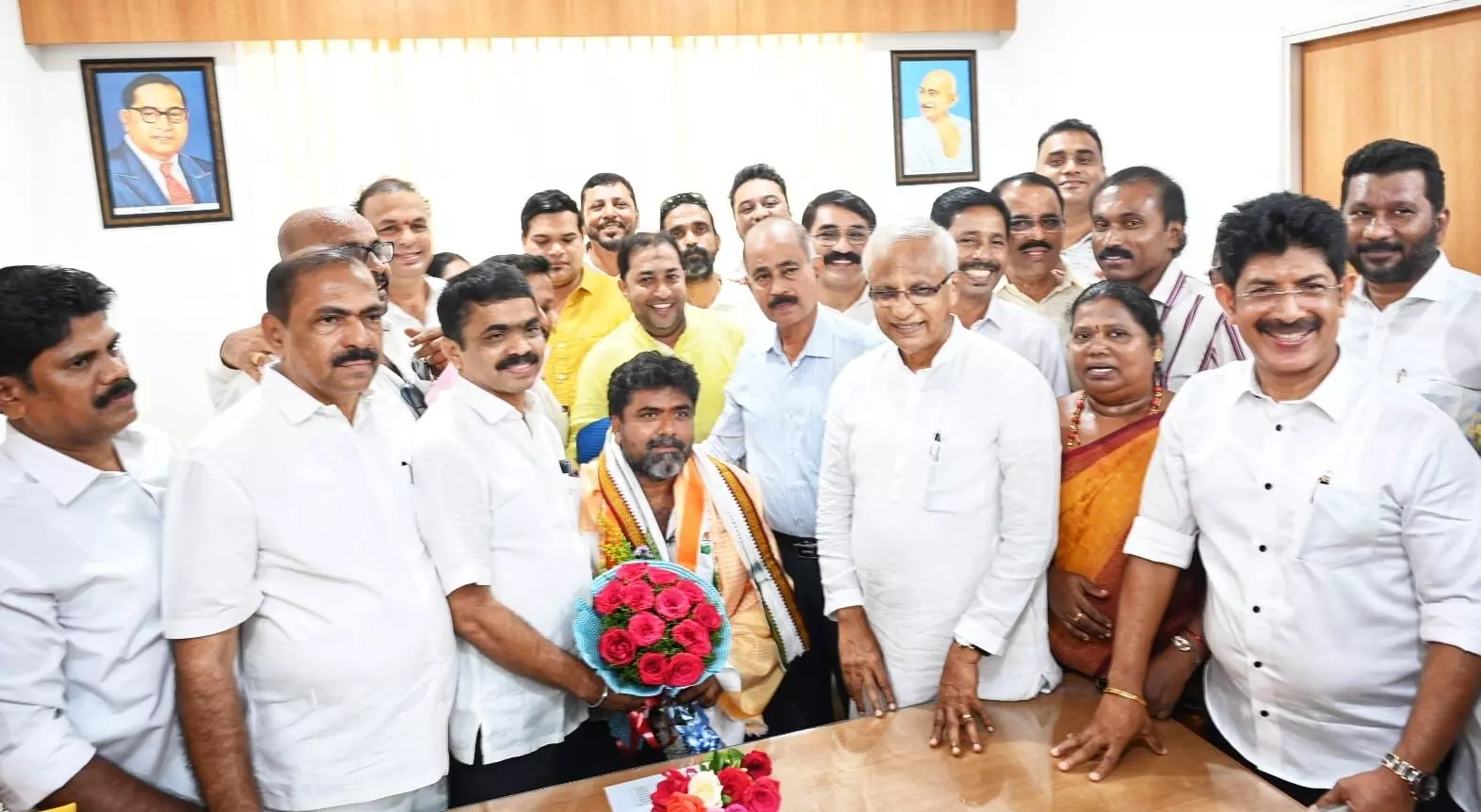 ಮಂಗಳೂರು: ಮಹಾನಗರ ಪಾಲಿಕೆ ವಿಪಕ್ಷ ನಾಯಕನಾಗಿ ಪ್ರವೀಣ್ ಚಂದ್ರ ಆಳ್ವ ಅಧಿಕಾರ ಸ್ವೀಕಾರ ಮಂಗಳೂರು: ಮಹಾನಗರ ಪಾಲಿಕೆ ವಿಪಕ್ಷ ನಾಯಕನಾಗಿ ಪ್ರವೀಣ್ ಚಂದ್ರ ಆಳ್ವ ಅಧಿಕಾರ ಸ್ವೀಕಾರ