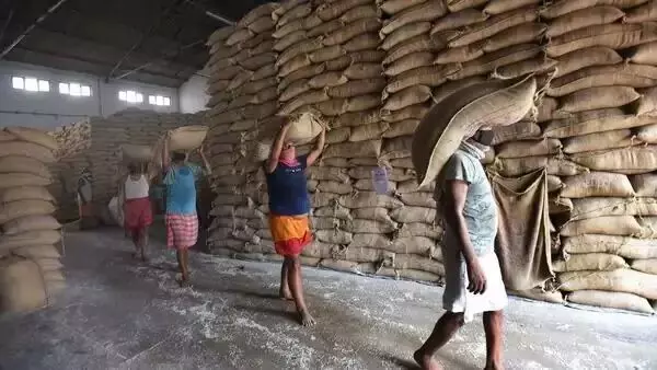 ಅಕ್ಕಿ ರಫ್ತಿಗೆ ಭಾರತದ ನಿರ್ಬಂಧ; ಅಕ್ಕಿ ದಾಸ್ತಾನಿಗೆ ಮಲೇಶಿಯನ್ನರ ಧಾವಂತ ಅಕ್ಕಿ ರಫ್ತಿಗೆ ಭಾರತದ ನಿರ್ಬಂಧ; ಅಕ್ಕಿ ದಾಸ್ತಾನಿಗೆ ಮಲೇಶಿಯನ್ನರ ಧಾವಂತ