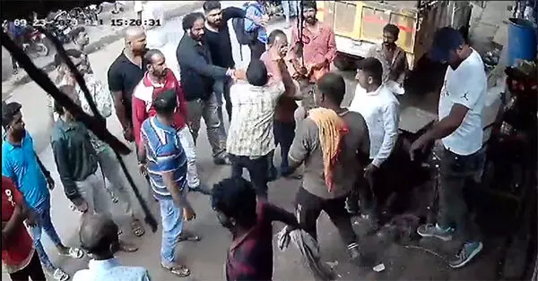 ಉಪ್ಪಿನಂಗಡಿ: ಹಿಂದುತ್ವ ಸಂಘಟನೆ ಕಾರ್ಯಕರ್ತರಿಂದ ಕಟ್ಟಡಕ್ಕೆ ನುಗ್ಗಿ ಕೂಲಿ ಕಾರ್ಮಿಕರ ಮೇಲೆ ಹಲ್ಲೆ ಉಪ್ಪಿನಂಗಡಿ: ಹಿಂದುತ್ವ ಸಂಘಟನೆ ಕಾರ್ಯಕರ್ತರಿಂದ ಕಟ್ಟಡಕ್ಕೆ ನುಗ್ಗಿ ಕೂಲಿ ಕಾರ್ಮಿಕರ ಮೇಲೆ ಹಲ್ಲೆ