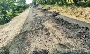 ಗೂಂಡಾ ತೆರಿಗೆ ನೀಡಲು ನಿರಾಕರಿಸಿದ ಗುತ್ತಿಗೆದಾರ: ಡಾಂಬರು ಕಿತ್ತುಹಾಕಿದ ಶಾಸಕನ ಸಹಚರರು