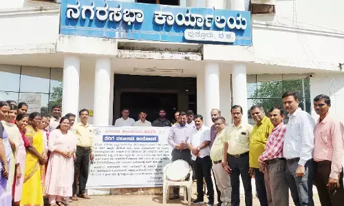 ಪುತ್ತೂರು ನಗರಸಭೆಯಲ್ಲಿ ತೆರಿಗೆ ವಸೂಲಾತಿ ಆಂದೋಲನ: ತಮಟೆ ಸದ್ದಿನ ಪ್ರಯೋಗ, ನೋಟೀಸು ನೀಡಿ ಎಚ್ಚರಿಕೆ