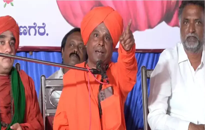 ʼಬಸ್ಸಿಗೆ ಕಲ್ಲು ಹೊಡೆದ್ರೆ, ಬೆಂಕಿ ಹಚ್ಚಿದ್ರೆ ಮೀಸಲಾತಿ ಕೊಡ್ತಾರೆ...ʼ: ಹಡಪದ ಅಣ್ಣಪ್ಪ ಸ್ವಾಮೀಜಿಯ ಹೇಳಿಕೆಯ ವೀಡಿಯೊ ವೈರಲ್
