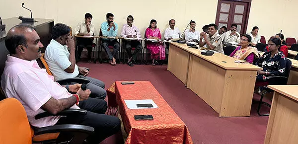 ನ.1ರೊಳಗೆ ಫಲಾನುಭವಿಗಳಿಗೆ ಮನೆ ಹಸ್ತಾಂತರಕ್ಕೆ ಕ್ರಮಕೈಗೊಳ್ಳಿ: ಅಧಿಕಾರಿಗಳಿಗೆ ಉಡುಪಿ ಶಾಸಕ ಯಶ್ಪಾಲ್ ಸೂಚನೆ ನ.1ರೊಳಗೆ ಫಲಾನುಭವಿಗಳಿಗೆ ಮನೆ ಹಸ್ತಾಂತರಕ್ಕೆ ಕ್ರಮಕೈಗೊಳ್ಳಿ: ಅಧಿಕಾರಿಗಳಿಗೆ ಉಡುಪಿ ಶಾಸಕ ಯಶ್ಪಾಲ್ ಸೂಚನೆ