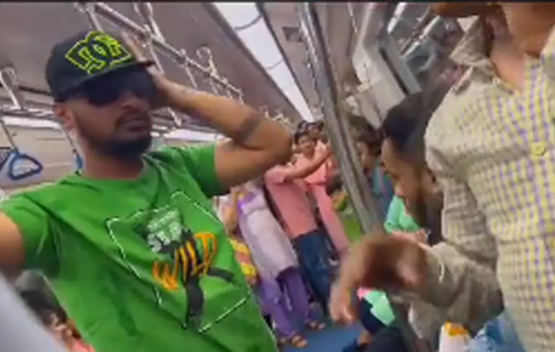 ʼನಮ್ಮ ಮೆಟ್ರೋʼ ರೈಲಿನಲ್ಲಿ ಮೂರ್ಛೆ ಬಂದಂತೆ ನಟನೆ: ಯೂಟ್ಯೂಬರ್ ವಿರುದ್ಧ ಪ್ರಕರಣ ದಾಖಲು ʼನಮ್ಮ ಮೆಟ್ರೋʼ ರೈಲಿನಲ್ಲಿ ಮೂರ್ಛೆ ಬಂದಂತೆ ನಟನೆ: ಯೂಟ್ಯೂಬರ್ ವಿರುದ್ಧ ಪ್ರಕರಣ ದಾಖಲು